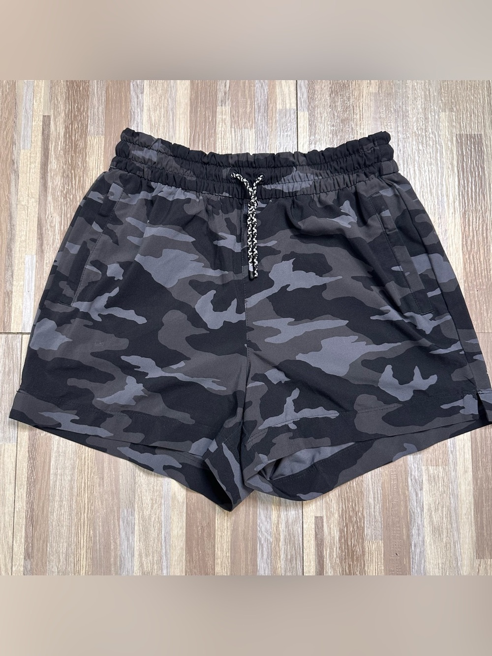 Athleta Girl Gray & Black Camo Athletic Shorts with Zipper Pockets Youth XL (14)